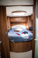 Le Voyageur LVX 1158 / Détails de l'habitacle en configuration réelle. Rien n'est rangé mais les lits et la vaisselle sont faits...