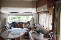 Le Voyageur LVX 1158 / Détails de l'habitacle en configuration réelle. Rien n'est rangé mais la vaisselle est faite...